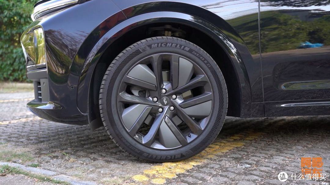 开车爽 换胎惨,为何新能源车轮胎又大又贵?喵哥告诉你真相 开车爽 换胎惨,为何新能源车轮胎又大又贵?喵哥告诉你真相