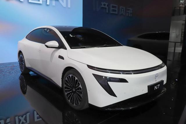 日产N7纯电轿车亮相:六色车身+智能科技,东风日产新能源旗舰来袭 日产N7纯电轿车亮相:六色车身+智能科技,东风日产新能源旗舰来袭